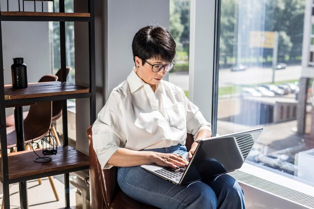 La empresaria escribiendo y trabajando en interiores