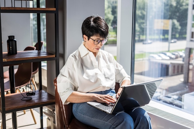 La empresaria escribiendo y trabajando en interiores