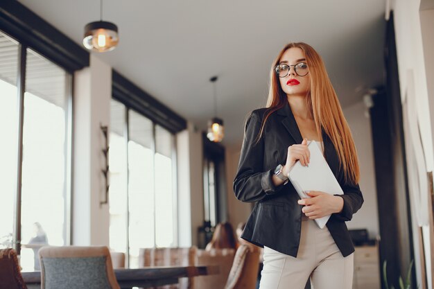 Empresaria con estilo en un café