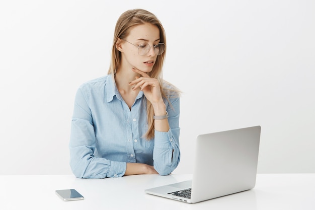 Foto gratuita empresaria exitosa en camisa de cuello azul