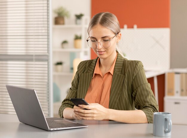 Empresaria feliz de volver al trabajo