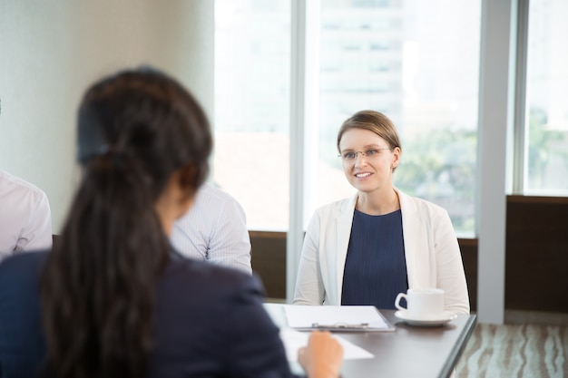 Empresaria Hablando con compañera de trabajo