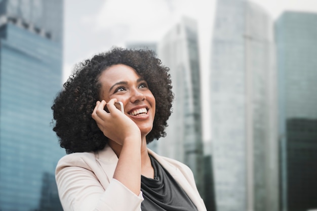 La empresaria hablando por teléfono en los medios de comunicación remezclados de la ciudad