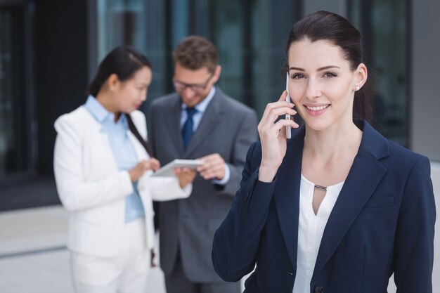 La empresaria hablando por teléfono móvil