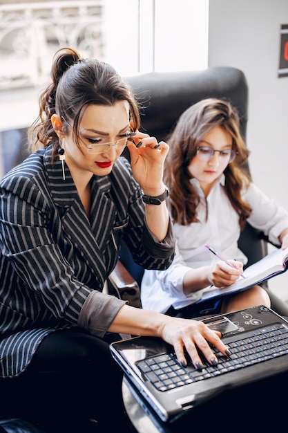 Empresaria con hija en la oficina