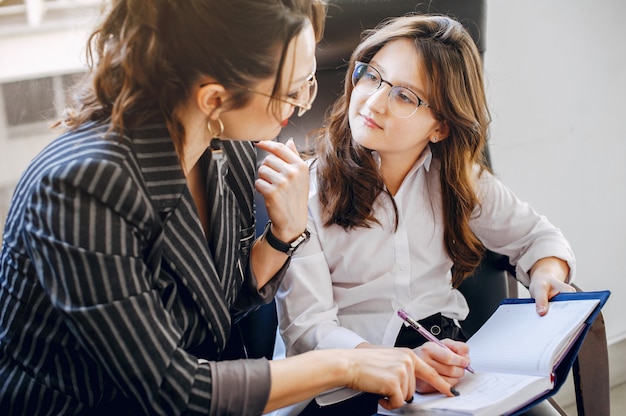 Empresaria con hija en la oficina