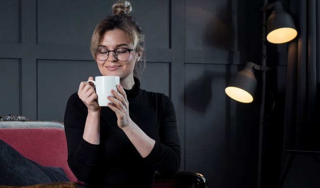 Empresaria inteligente tomando una taza de café