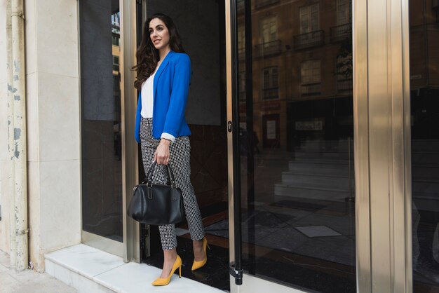 Empresaria joven elegante con chaqueta azul