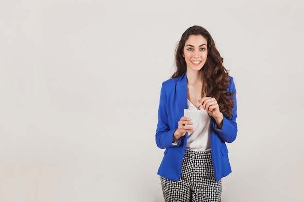 Foto gratuita empresaria joven feliz con una taza de café