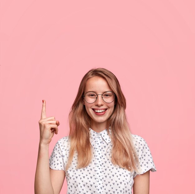 Empresaria joven positiva con agradable sonrisa cálida