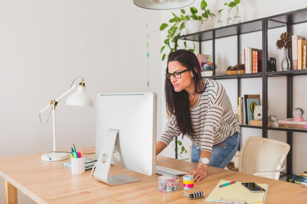 Foto gratuita empresaria joven trabajando en su oficina