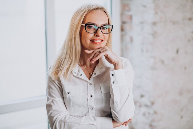 Empresaria madura aislada en traje elegante