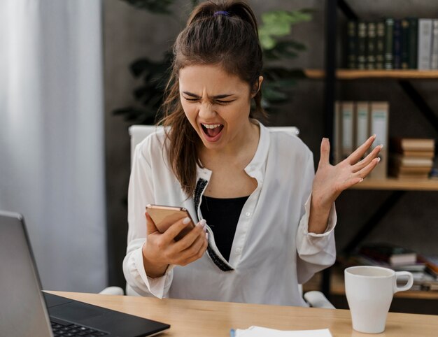 La empresaria mirando frustrado después de tener una llamada