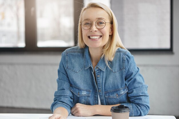 La empresaria en la oficina sonriendo