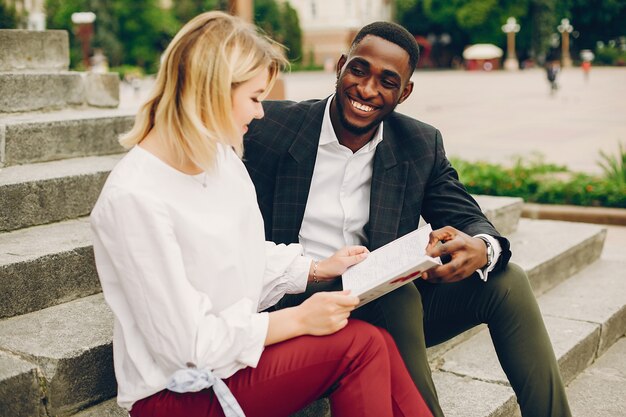 Empresaria con pareja en una ciudad.