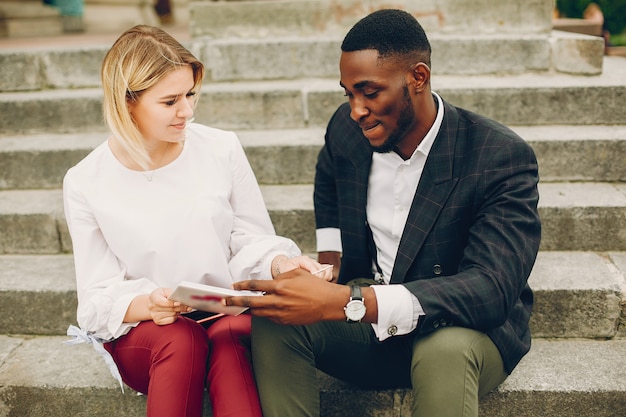 Empresaria con pareja en una ciudad.