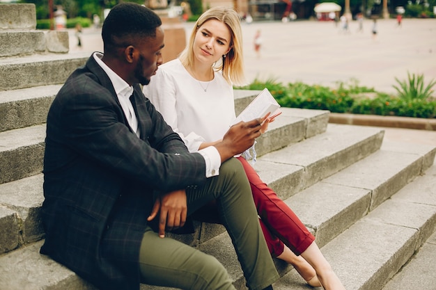 Empresaria con pareja en una ciudad.