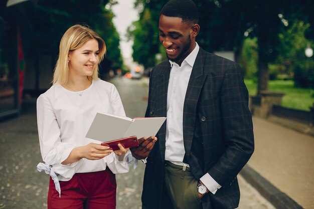 Empresaria con pareja en una ciudad.