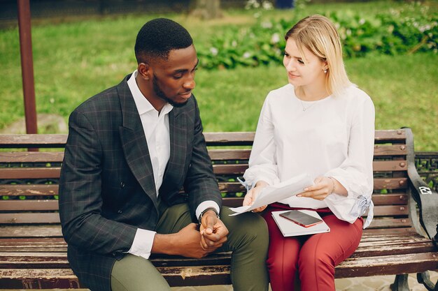 Empresaria con pareja en una ciudad.