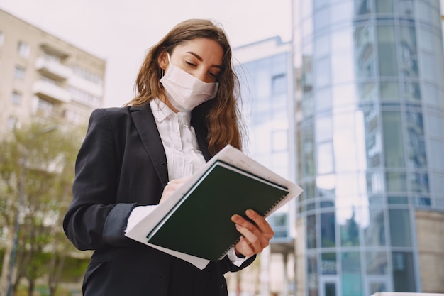 Empresaria de pie al aire libre en el edificio de oficinas de la ciudad