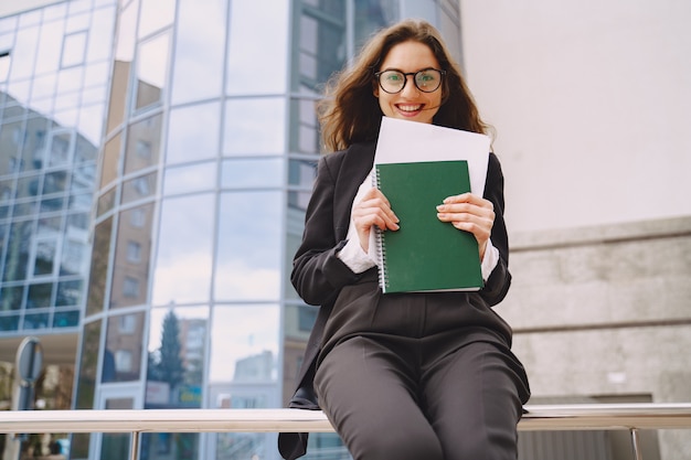 Empresaria de pie al aire libre en el edificio de oficinas de la ciudad