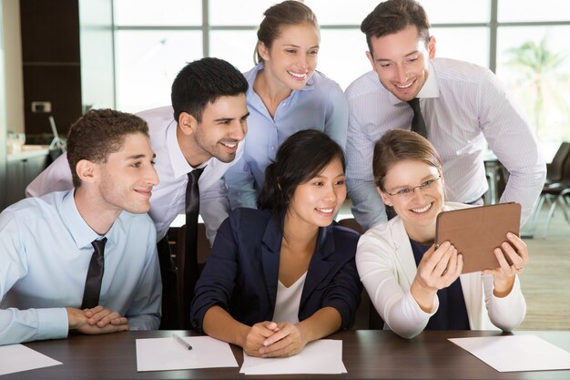 Empresaria que muestra la PC de la tableta a Equipo