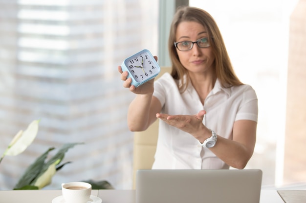 Empresaria regañando por llegar tarde al trabajo