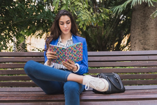 Empresaria relajada leyendo un cuaderno