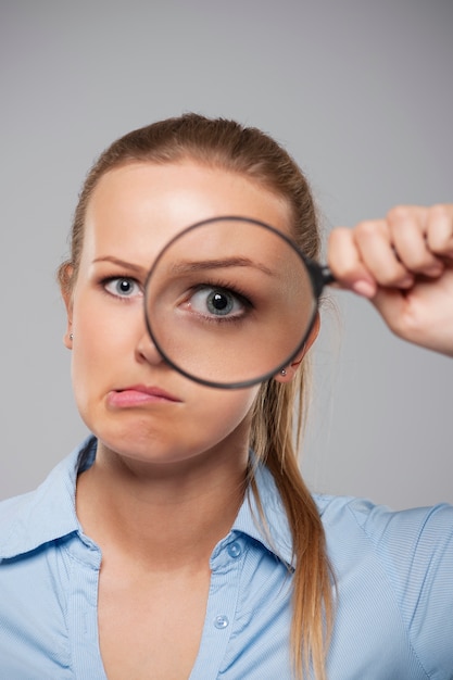 Foto gratuita empresaria rubia con ojos grandes