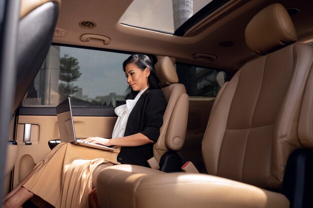 La empresaria sentada en el asiento trasero de un taxi