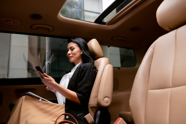 La empresaria sentada en el asiento trasero de un taxi