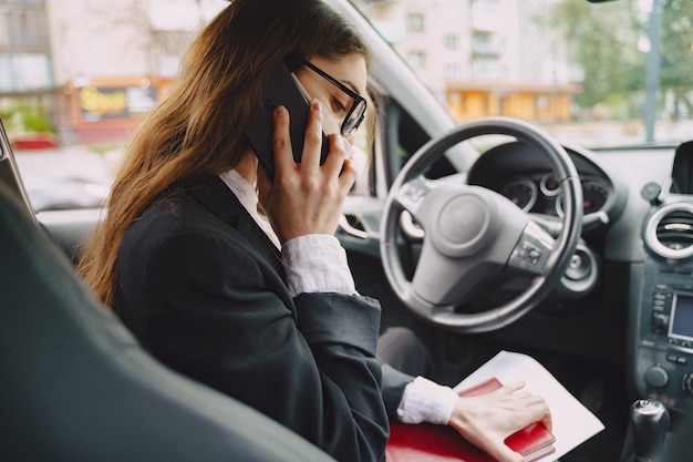 Empresaria sentada dentro de un auto