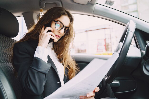 Empresaria sentada dentro de un auto