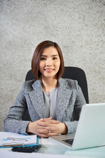 Empresaria sentada en su lugar de trabajo