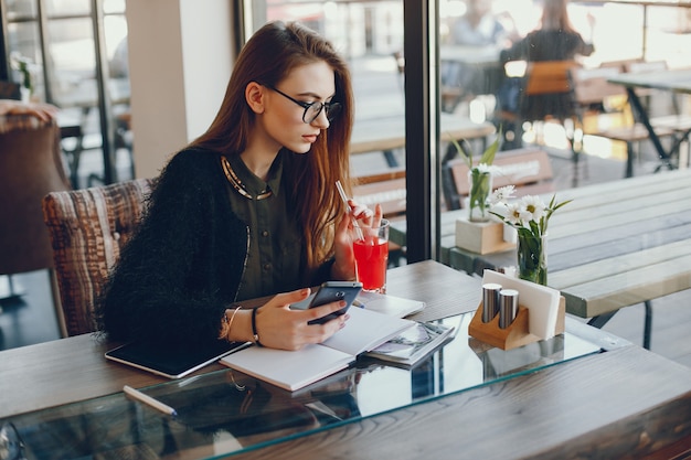 Empresaria sentado en un café