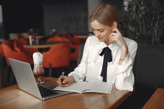 Empresaria sentado en la mesa con una computadora portátil