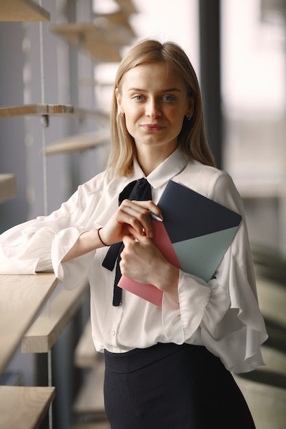 Empresaria sentado en la mesa con un cuaderno