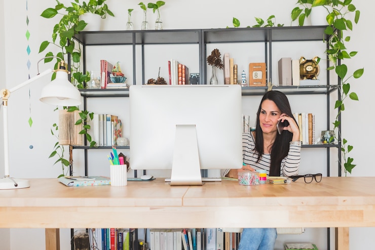 Foto gratuito empresaria sonriendo mientras habla por teléfono
