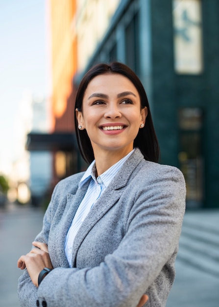 Empresaria sonriente posando en la ciudad