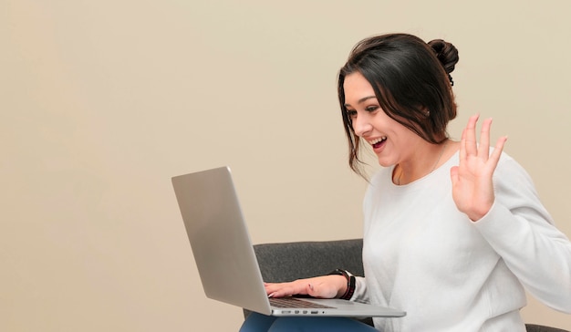 Empresaria sonriente que tiene una reunión de trabajo en línea