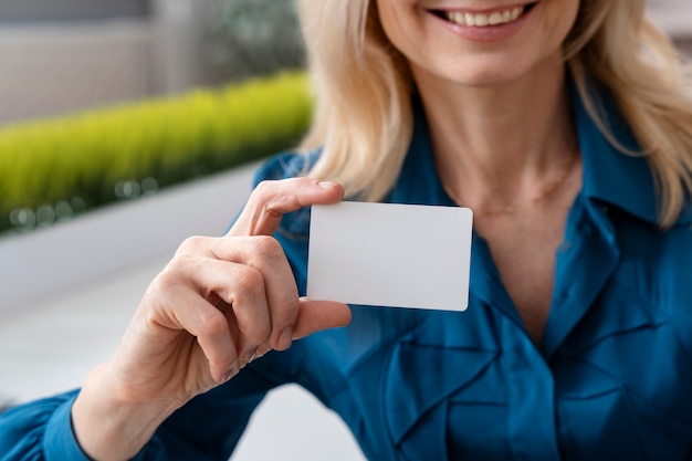 Empresaria sonriente con tarjeta de visita