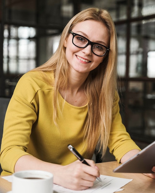 Empresaria sonriente trabajando en el escritorio