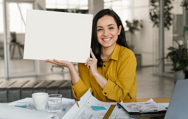 La empresaria sosteniendo una tarjeta en blanco