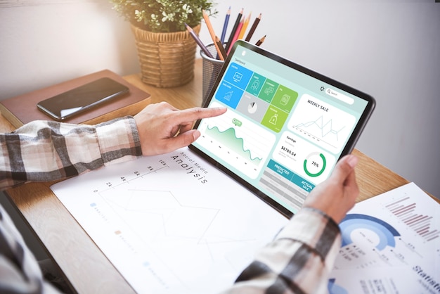 Foto gratuita la empresaria mediante una tableta para el análisis gráfico de las finanzas de la empresa s