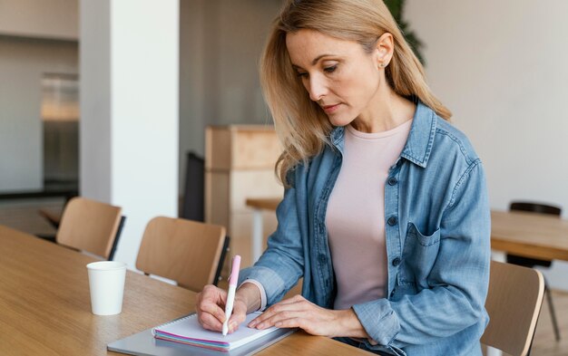 La empresaria tomando notas en el interior