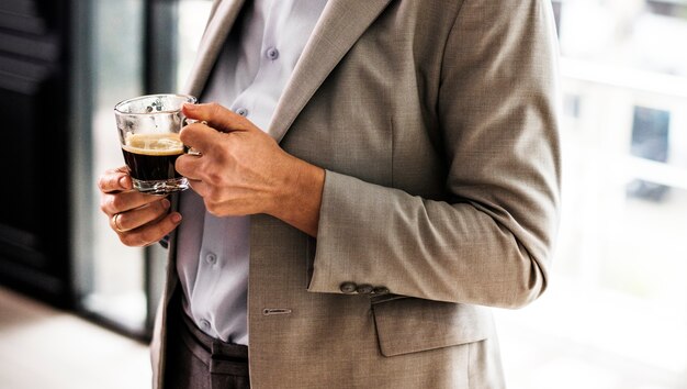 Empresaria tomando una taza de café