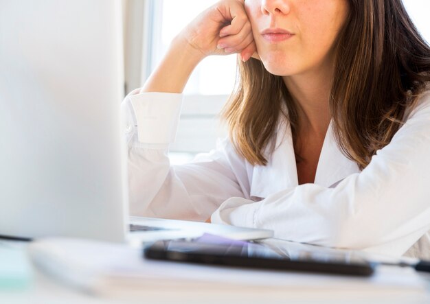 Empresaria trabajando en una oficina