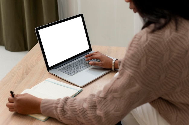 Foto gratuita la empresaria trabajando en un portátil en blanco