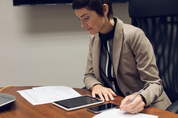 La empresaria trabajando en su escritorio