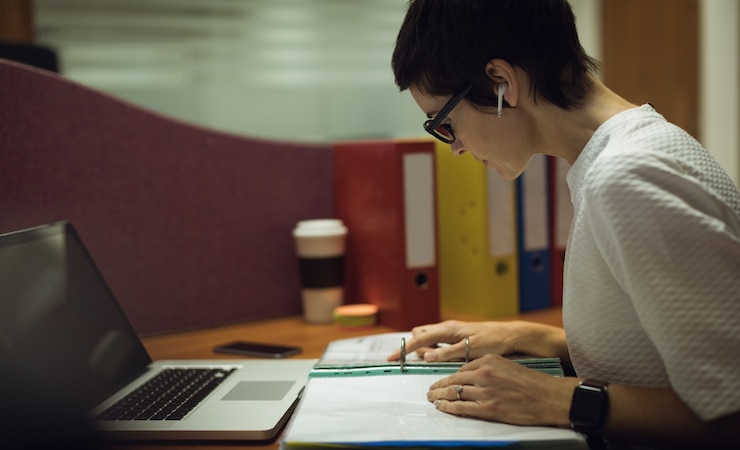 Foto gratuito la empresaria trabajando en su escritorio